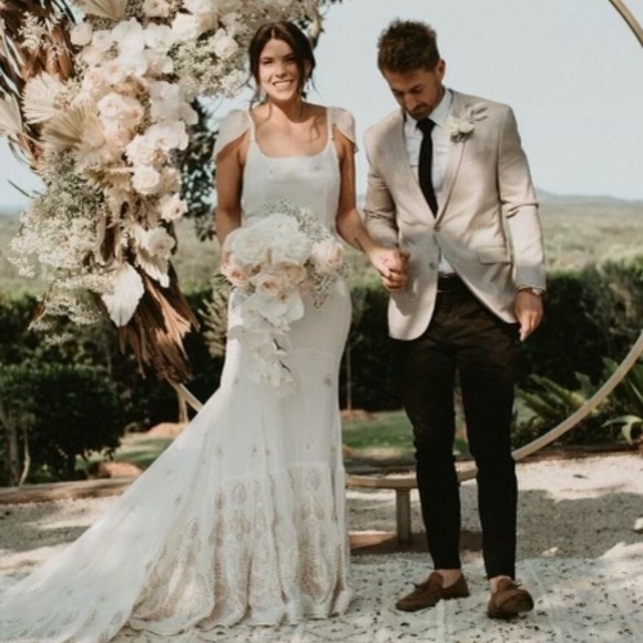 Brand new Wedding Dress from Daughters of Simone. Size small in Ivory Color. - Picture 2 of 8